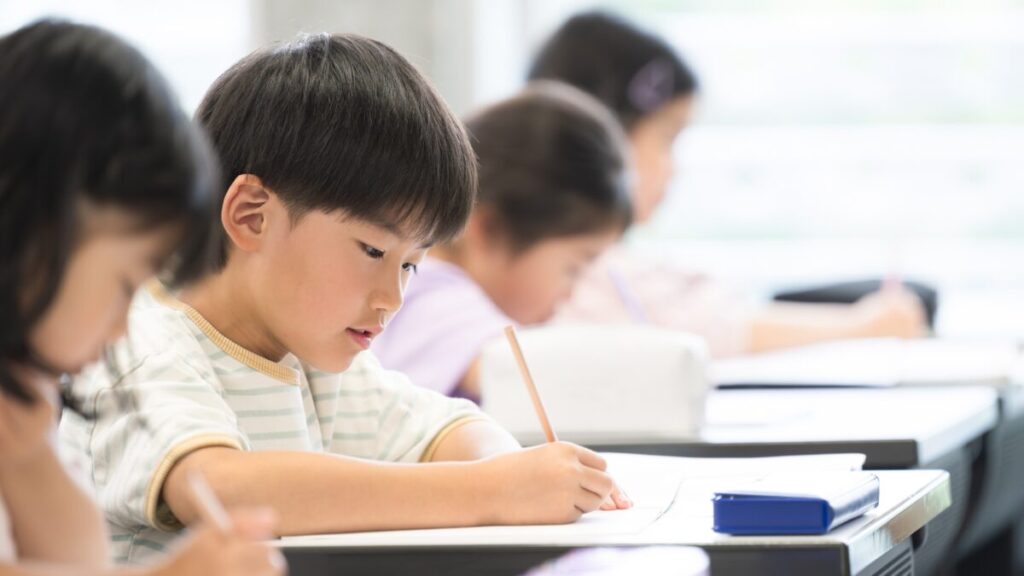 勉強する小学校低学年