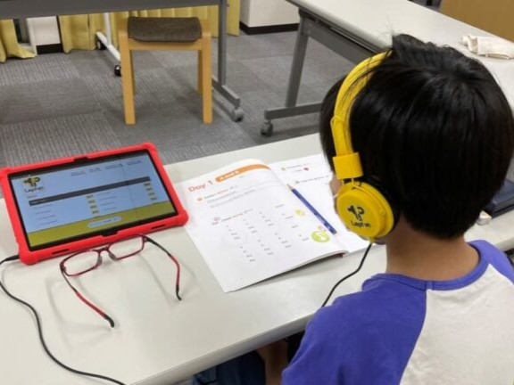 英語Leptonのレッスンを受ける生徒