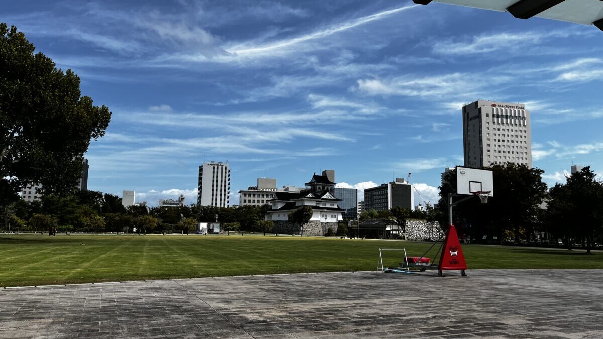 富山城址公園の広場