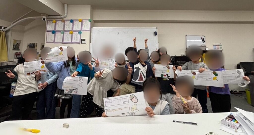 子どもたちに囲まれる教室長