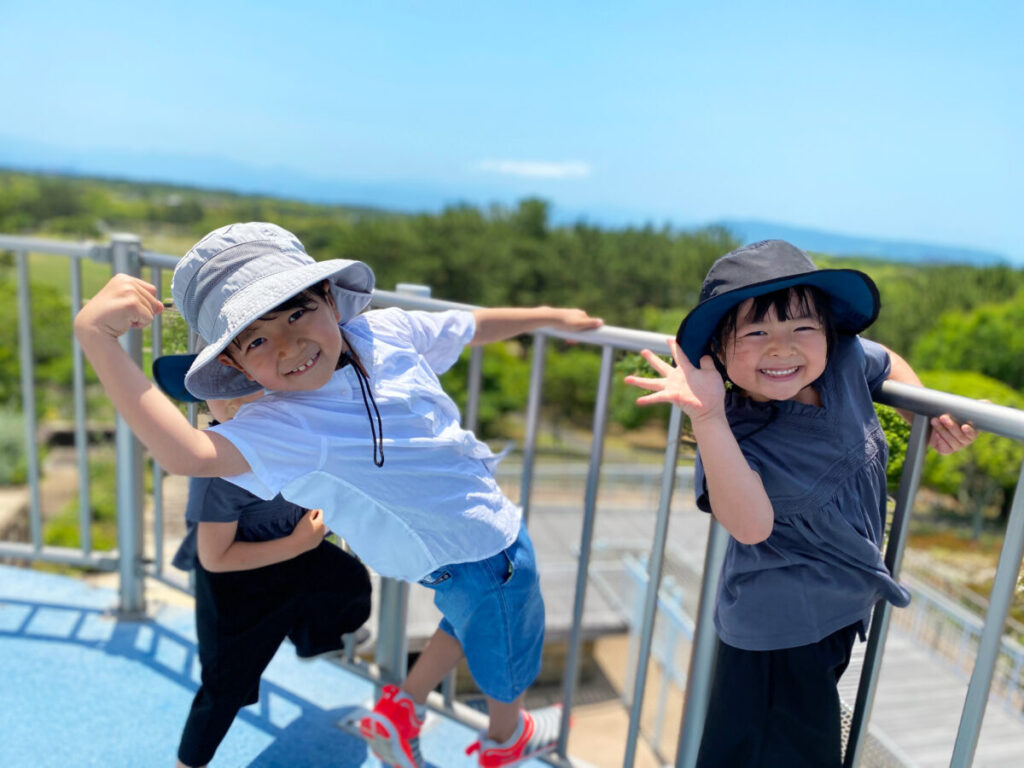 外遊びをする子どもたち