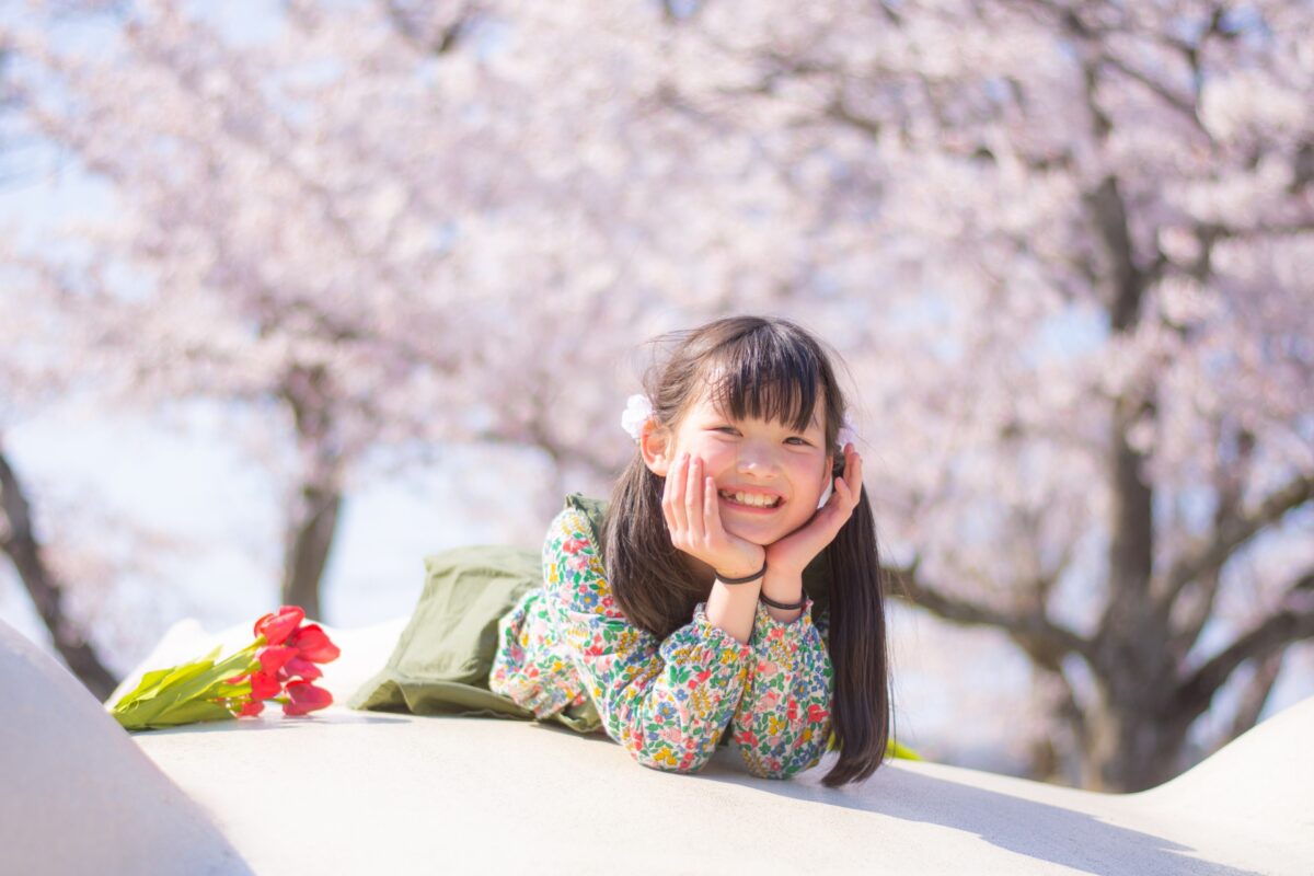 桜の下で笑う女の子