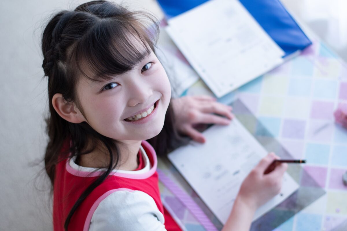 勉強する女の子